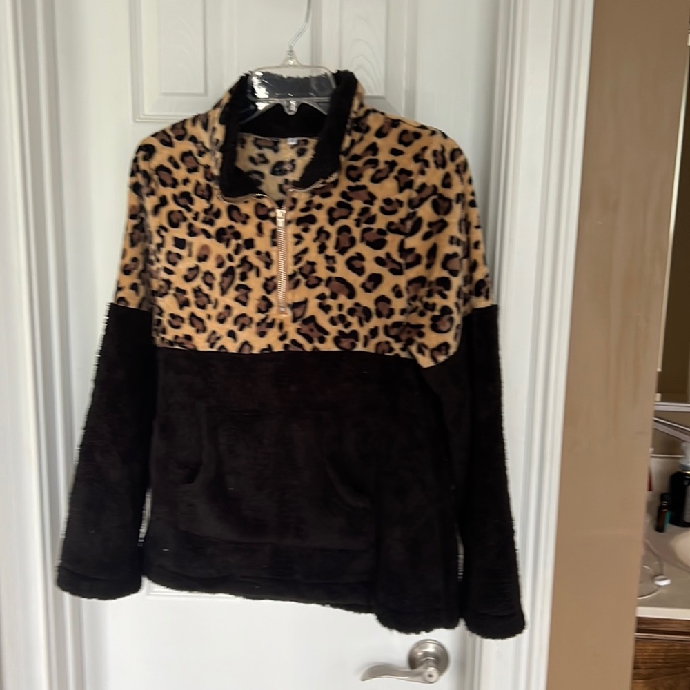 Ladies Leopard Pullover Medium EUC